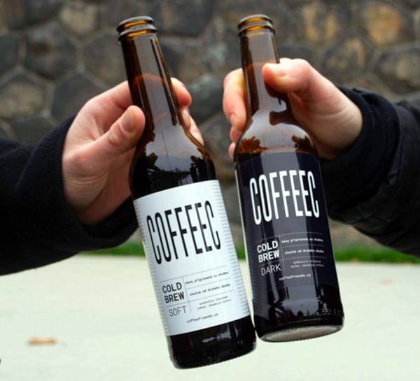 Dvě ruce si připíjejí lahvemi cold brew kávy COFFEEC ve variantách Soft a Dark